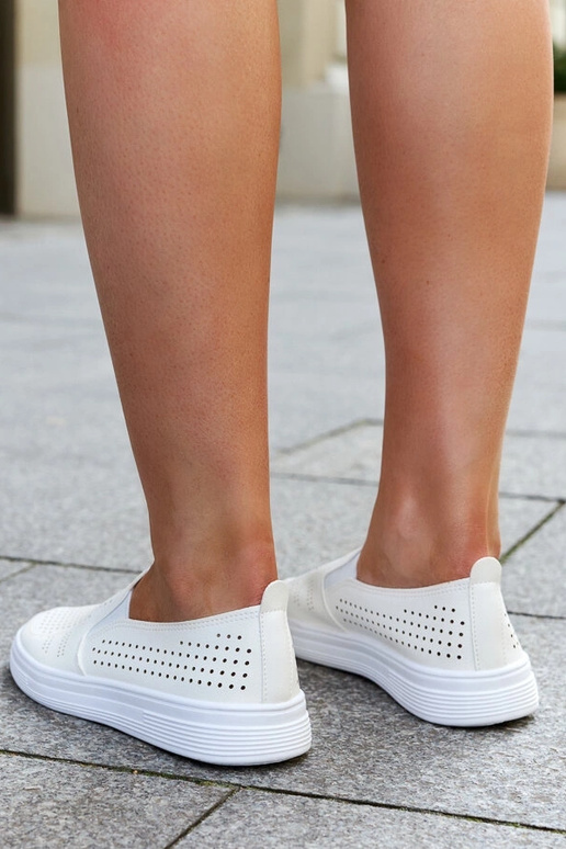 Zapatillas caladas beige sin cordones...