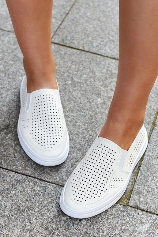 Zapatillas caladas beige sin cordones...