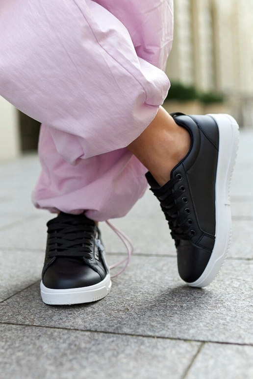 Zapatillas negras de piel ecológica...