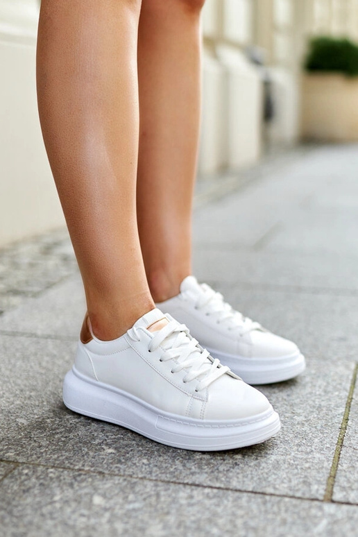 Zapatillas blancas con suela gruesa...