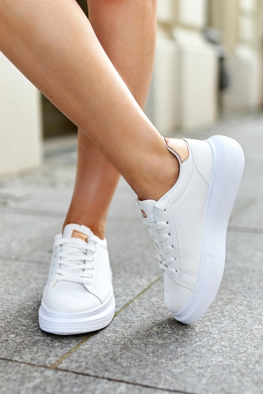 Zapatillas blancas con suela gruesa...