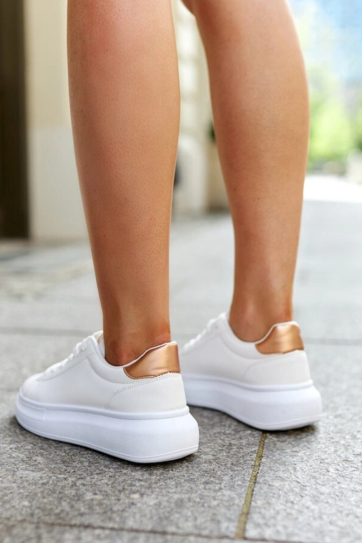 Zapatillas blancas con suela gruesa...