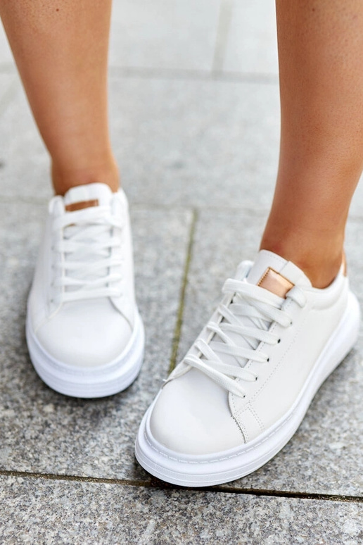 Zapatillas blancas con suela gruesa...