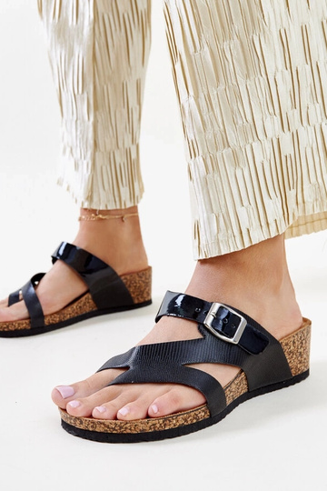 Sandalias de cuña Donata metalizadas en color negro