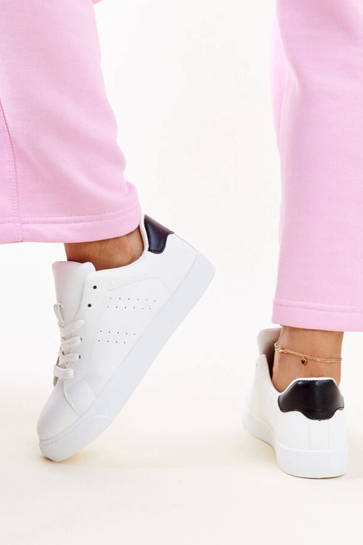 Zapatillas Akila en blanco y negro