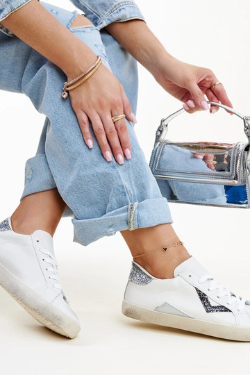 Zapatillas blancas con efecto "desgastado" Gombola