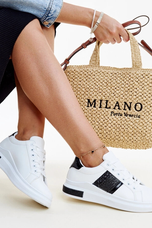 Zapatillas blancas y negras con...