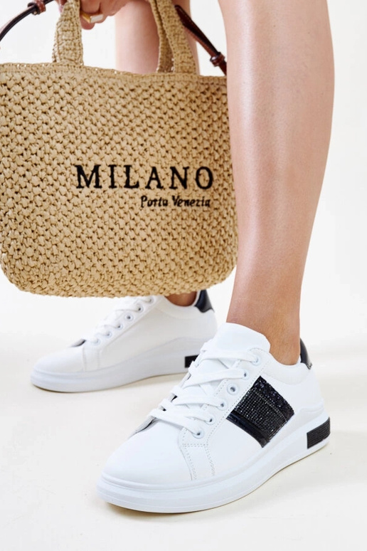 Zapatillas blancas y negras con...