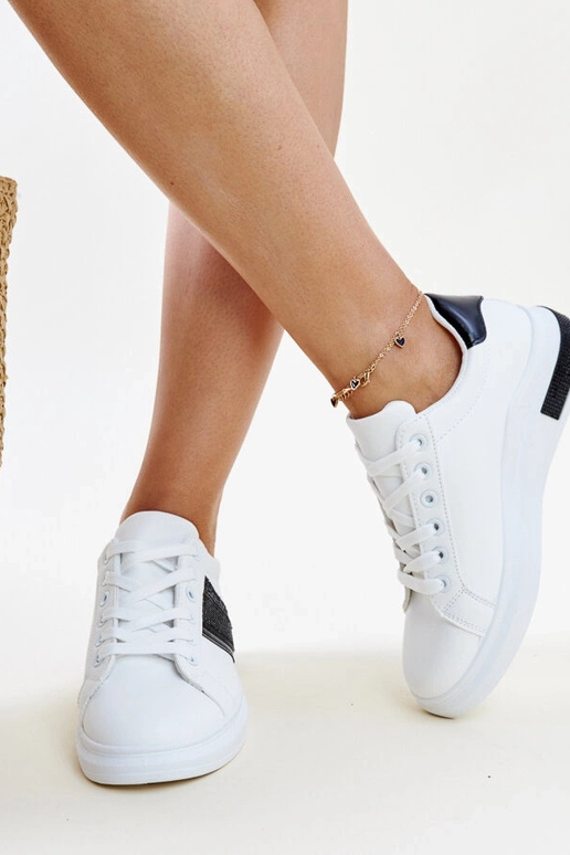 Zapatillas blancas y negras con...