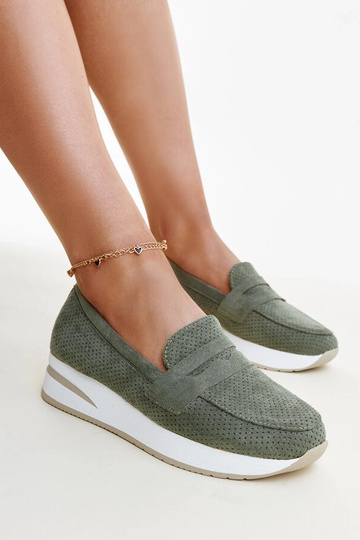 Zapatos Muna perforados de color verde 2