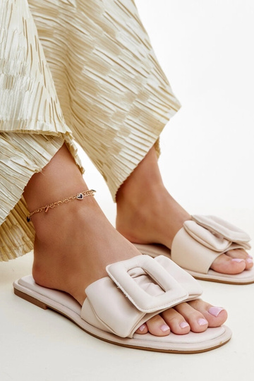Chanclas beige con hebilla...