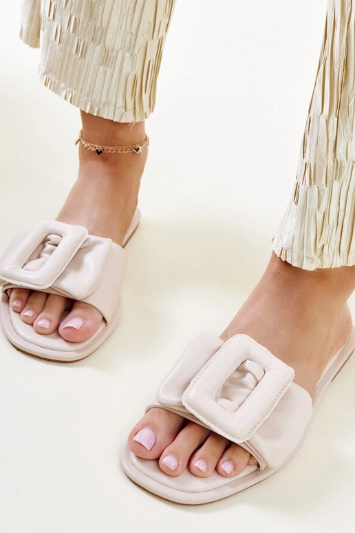 Chanclas beige con hebilla Ganema