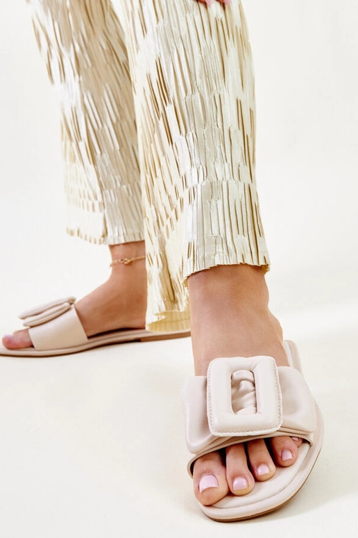 Chanclas beige con hebilla Ganema