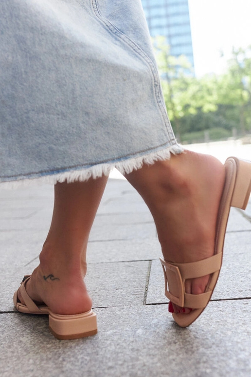 Chanclas beige con plantilla de piel...