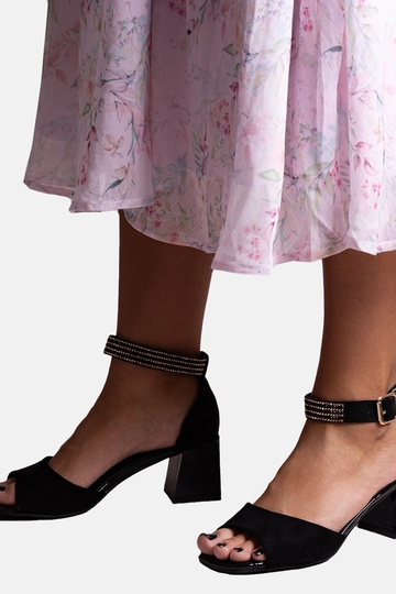 Sandalias negras de charol...