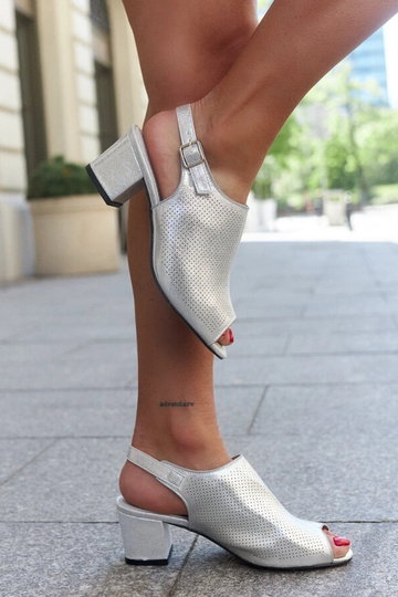Sandalias de tacón de bloque perforado con plantilla de piel Lia