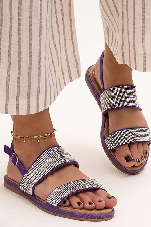 Sandalias moradas decoradas con...