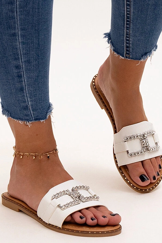 Chanclas blancas con hebilla...