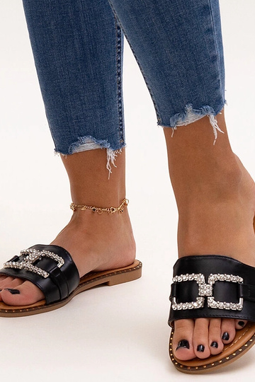 Chanclas negras con hebilla decorativa de Rochaela
