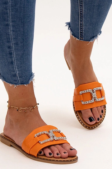 Chanclas naranjas con hebilla decorativa de Rochaela