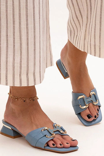 Mules de tacón bajo con hebilla decorativa Luara 2