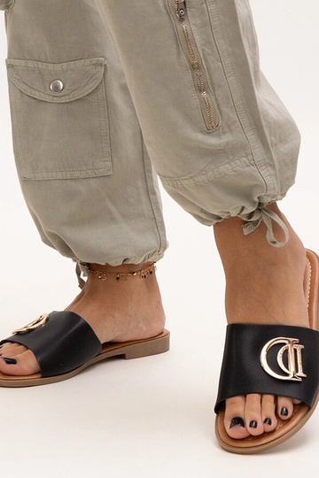 Chanclas negras con hebilla...