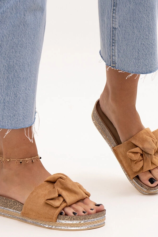 Chanclas marrones con suela gruesa...