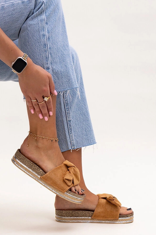 Chanclas marrones con suela gruesa...