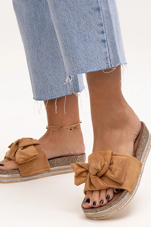 Chanclas marrones con suela gruesa...