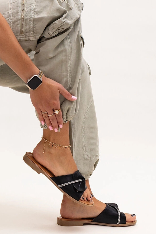 Gorras decoradas con una tira de...