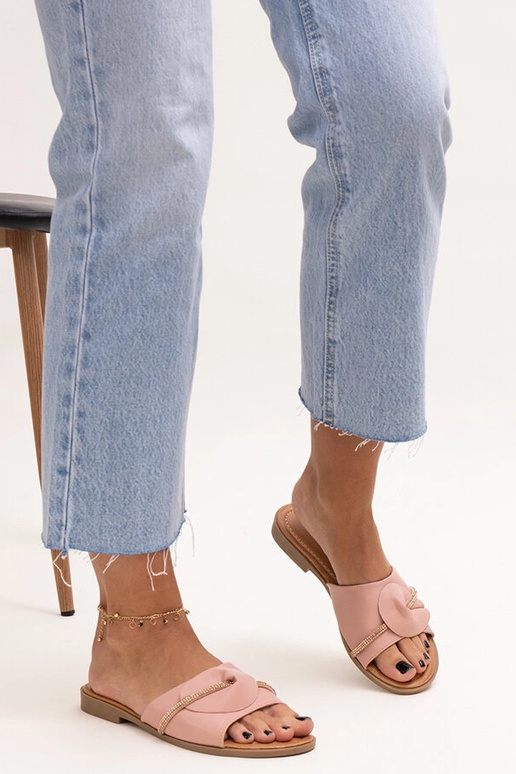 Gorras decoradas con una tira de...