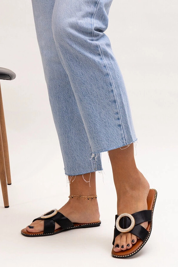Chanclas negras decoradas con hebilla de circonita Salimba