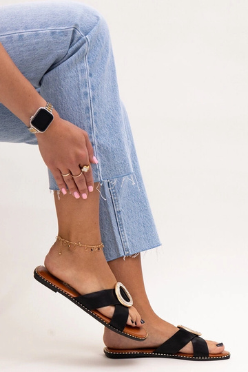 Chanclas negras decoradas con hebilla de circonita Salimba 2