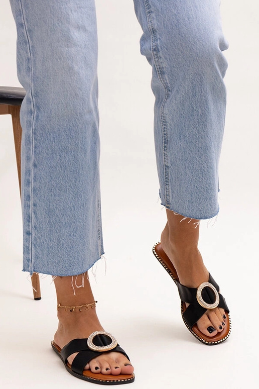 Chanclas negras decoradas con hebilla...