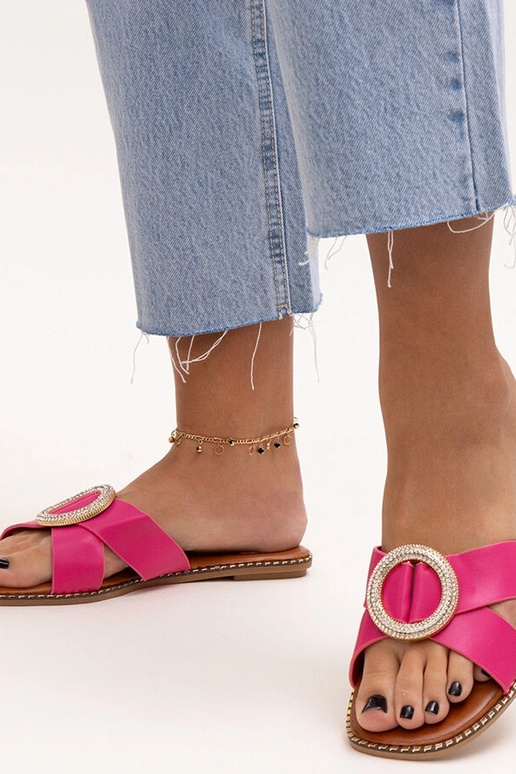 Chanclas rosas decoradas con hebilla...