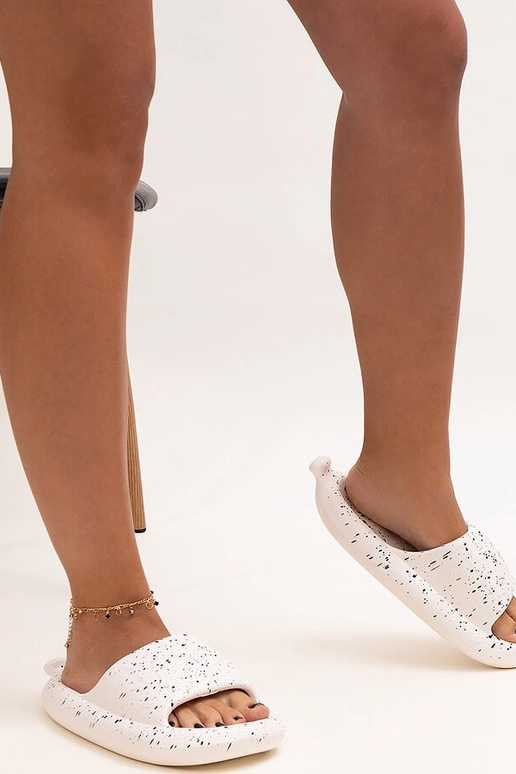 Chanclas blancas con tira ancha Hekssa