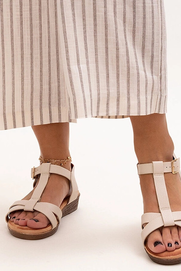 Sandalias de cuña baja...