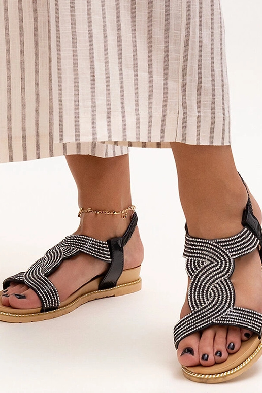 Sandalias negras decoradas con...