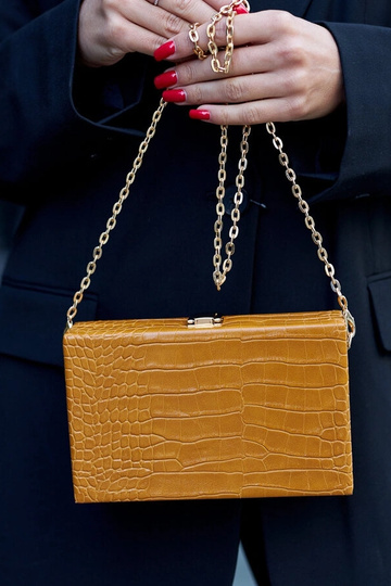 Bolso amarillo tipo baúl con cadena Dratche
