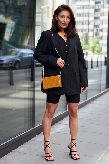 Bolso amarillo tipo baúl... 2