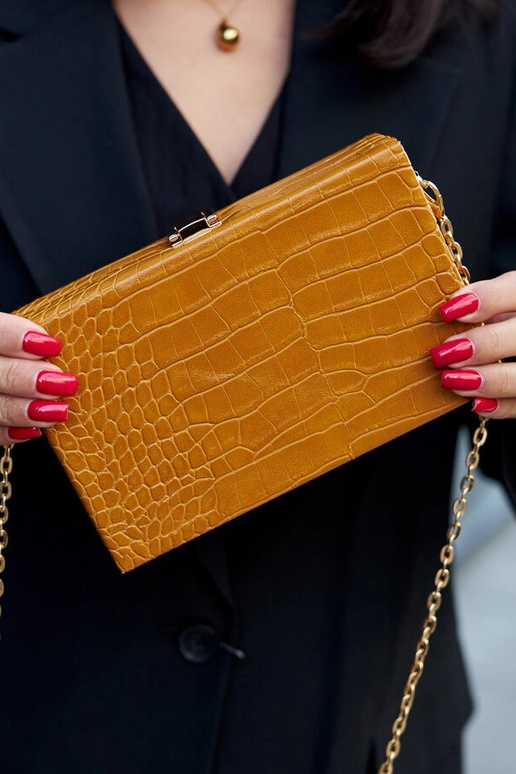 Bolso amarillo tipo baúl con cadena...