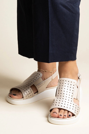 Sandalias doradas con parte...