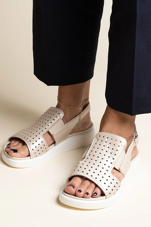 Sandalias doradas con parte superior...