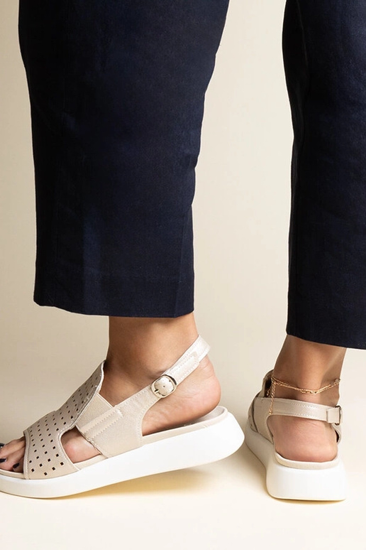 Sandalias doradas con parte superior...