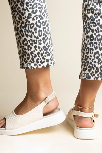 Sandalias beige con suela más gruesa de Hamonda