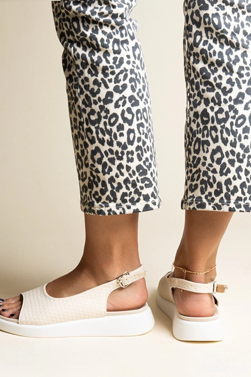 Sandalias beige con suela más gruesa...