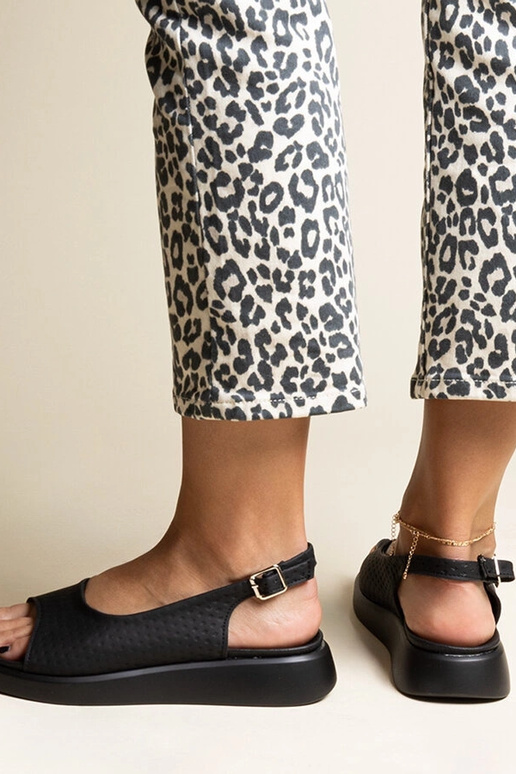 Sandalias negras con suela más gruesa...