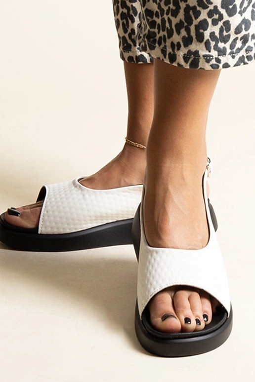 Sandalias blancas con suela más...