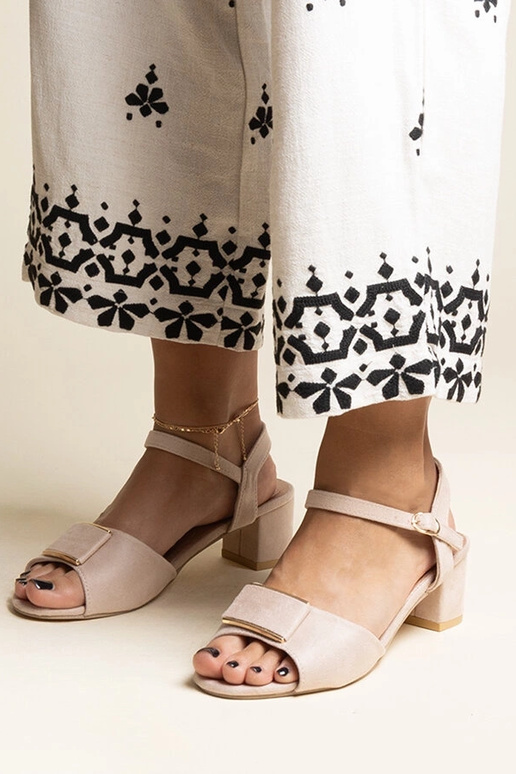 Sandalias de tacón bajo color beige...