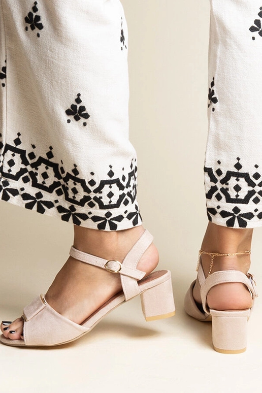 Sandalias de tacón bajo color beige...